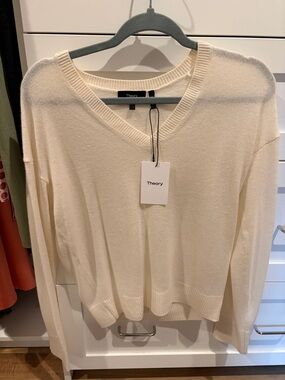 Theory Cream V-Neck Knit Pullover